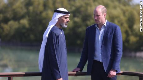 Prinz William, Herzog von Cambridge, besichtigt am Donnerstag mit Sheikh Khaled bin Mohamed bin Zayed Al Nahyan, dem Vorsitzenden des Exekutivbüros von Abu Dhabi, die Feuchtgebiete von Abu Dhabi im CO2-freundlichen Jubail Mangrove Park.  Der Prinz wird Großbritannien auf der Dubai Expo vertreten, um die britische Kultur zu fördern.  