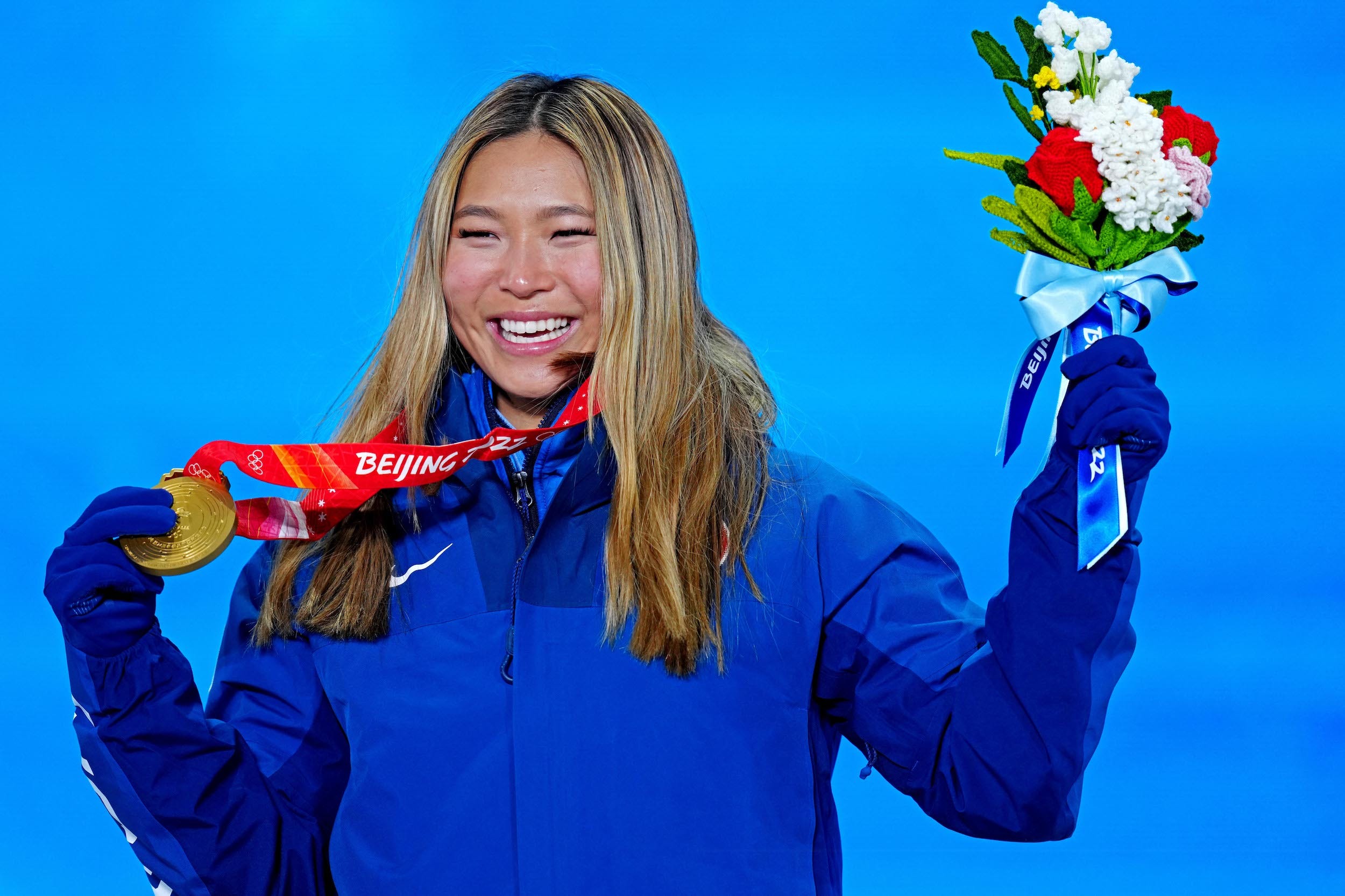 Chloe Kim posiert mit ihrer Goldmedaille von den Olympischen Spielen 2022 in Peking.