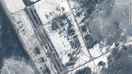 Die Satellitenbilder von Maxar zeigen, was sie einen „neuen Einsatz von Truppen, Militärfahrzeugen und Hubschraubern“ nannten.  auf dem Flugplatz Zyabrovka in Weißrussland.