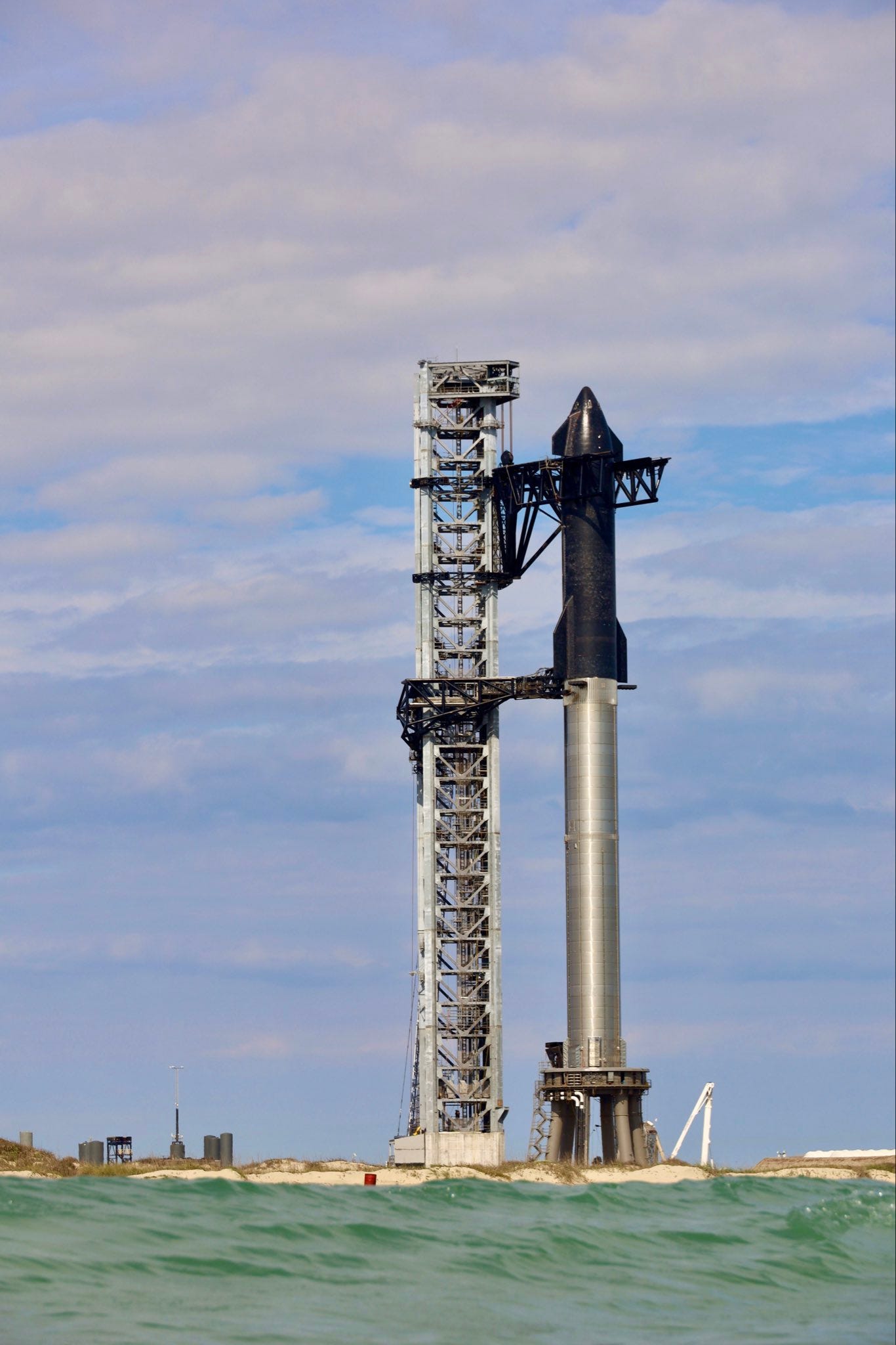 Raumschiff gestapelt auf 23-stöckigem Booster am Startplatzturm in Boca Chica, Texas