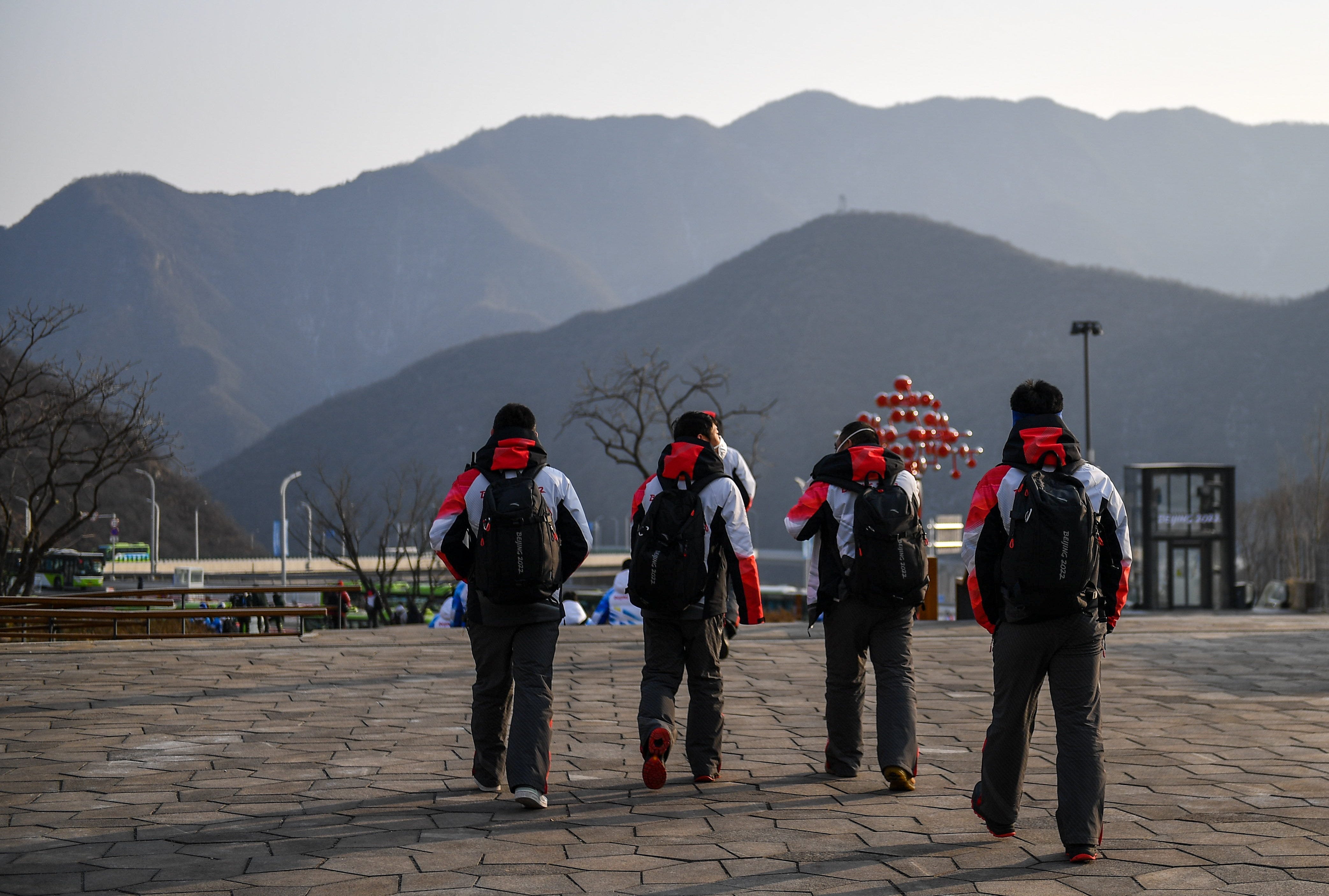 Die Freiwilligen von Beijing 2022 machen sich nach dem sechsten Tag der Olympischen Winterspiele 2022 in Peking im National Alpine Skiing Center in Yanqing, China, auf den Heimweg.