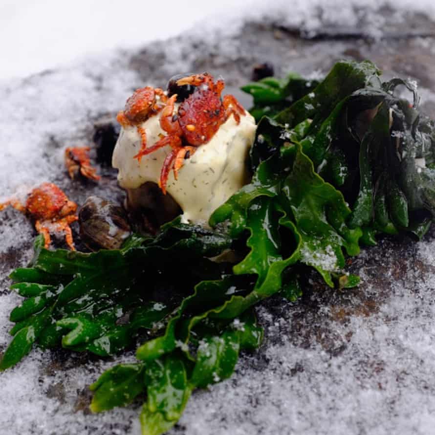 Eine Restaurantmahlzeit, die mit invasiven asiatischen Strandkrabben zubereitet wird