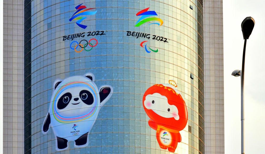 Bing Dwen Dwen und Shuey Rhon Rhon, Maskottchen der Olympischen und Paralympischen Winterspiele 2022 in Peking, ausgestellt auf einem Gebäude in Peking, China.