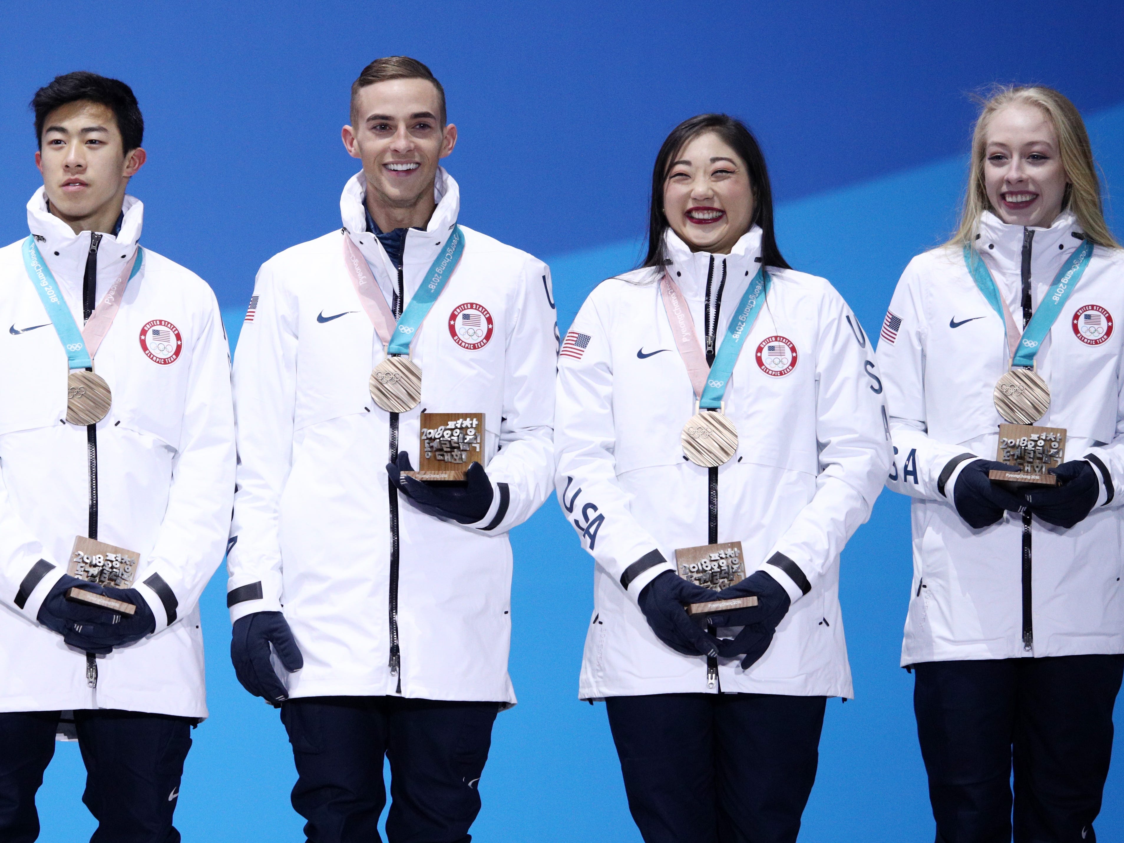 Die Bronzemedaillengewinner Nathan Chen, Adam Rippon, Mirai Nagasu und Bradie Tennell vom Team United States feiern während der Siegerehrung nach dem Eiskunstlauf-Teamevent auf der Medal Plaza am 12. Februar 2018 in Pyeongchang-gun, Südkorea.