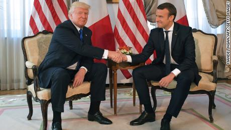 Der scheinbar endlose Handschlag zwischen US-Präsident Donald Trump und dem französischen Präsidenten Emmanuel Macron am Rande eines NATO-Gipfels 2017. 