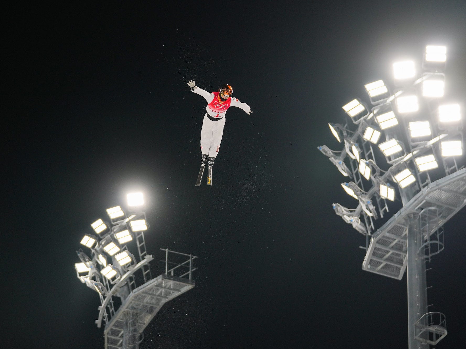Xu Mengtao vom Team China schwebt bei den Olympischen Spielen in Peking unter Lichtern in der Luft.