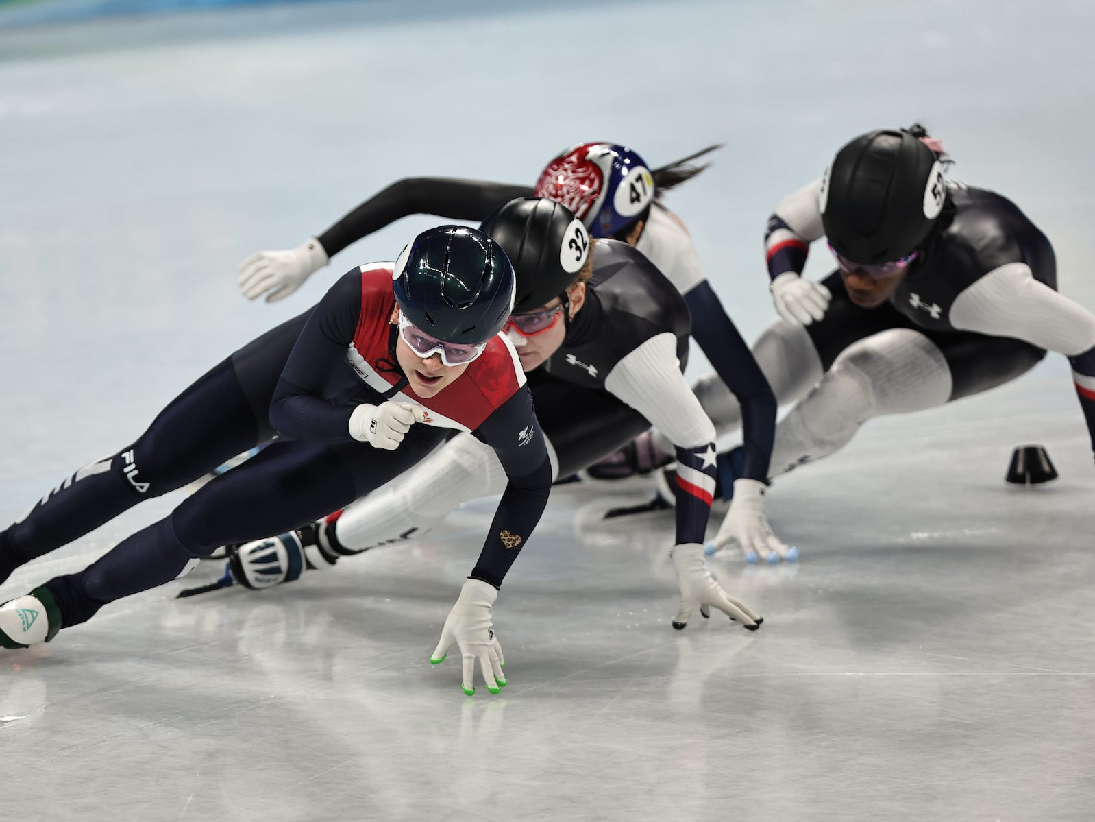Eisschnellläufer machen bei den Olympischen Spielen in Peking eine enge Kurve.
