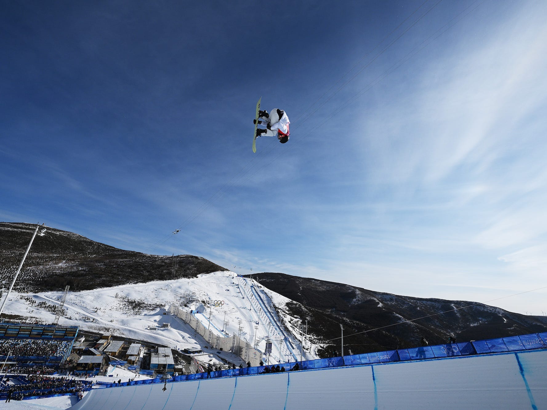 Kaishu Hirano springt beim Halfpipe-Finale auf seinem Snowboard in die Luft.
