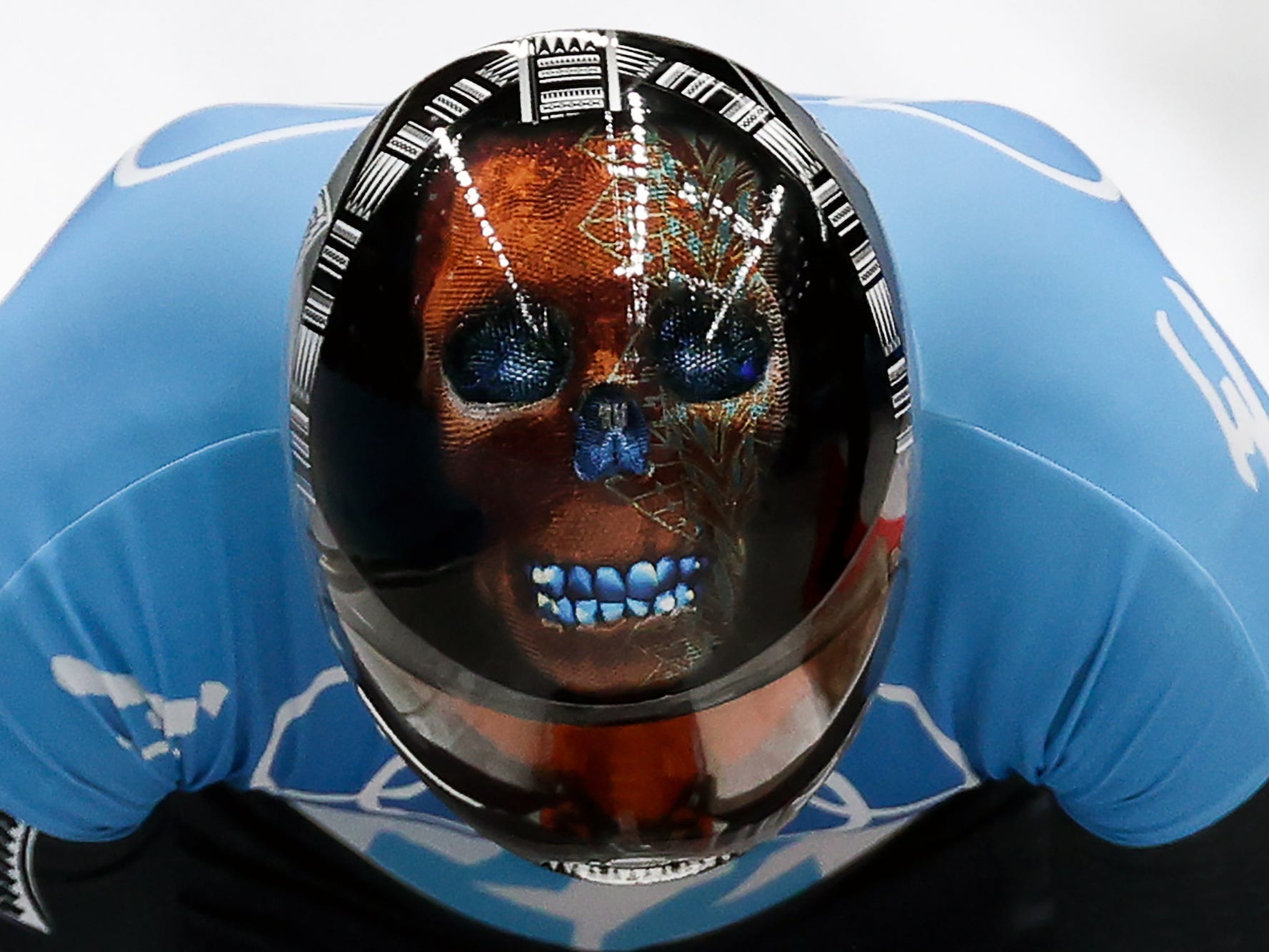 Der Helm eines Skelett-Rennfahrers zeigt bei den Olympischen Spielen einen Schädel.