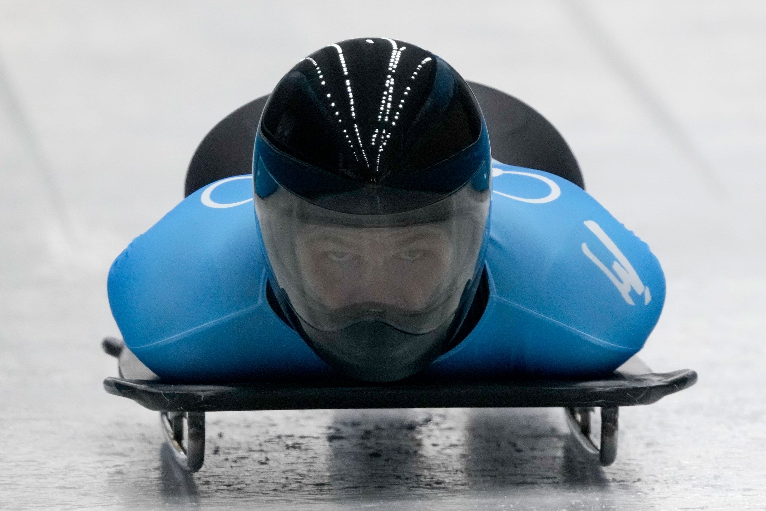Daniil Romanov vom Russischen Olympischen Komitee nimmt an den Olympischen Winterspielen 2022 im Skeleton teil.