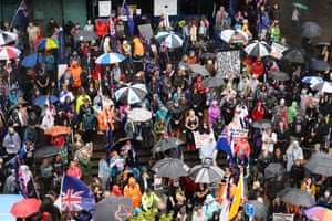 Mitglieder der Freedom and Rights Coalition nehmen an einem Protest vor der Polizeistation in Christchurch teil und fordern ein Ende der Covid-Beschränkungen und eine obligatorische Impfung.