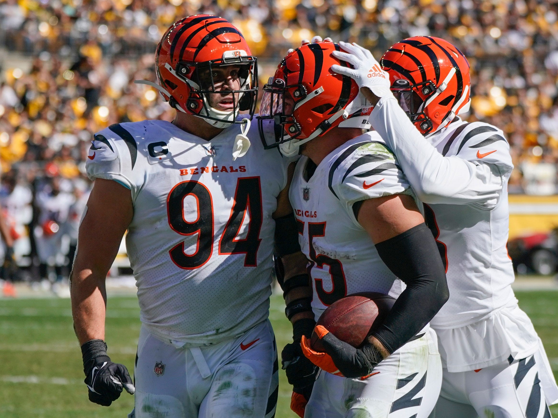 Die Verteidigung der Cincinnati Bengals feiert eine Interception gegen die Steelers.