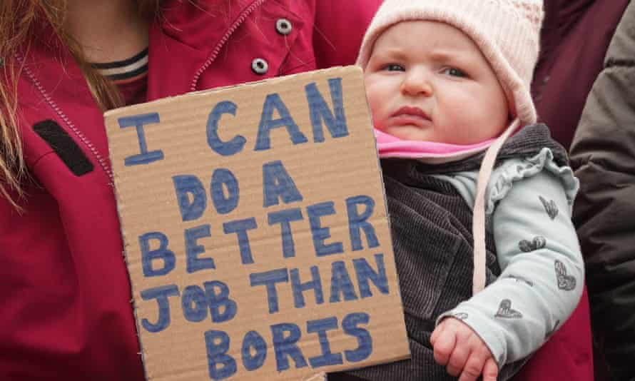 Auf einem neben einem Baby gehaltenen Plakat steht: „Ich kann einen besseren Job machen als Boris.“