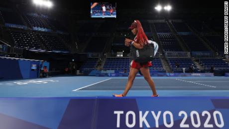 Naomi Osaka vom Team Japan verlässt den Platz, nachdem sie bei den Olympischen Spielen 2020 in Tokio ihr drittes Vorrundenspiel im Damen-Einzel gegen Marketa Vondrousova vom Team Tschechien verloren hat.