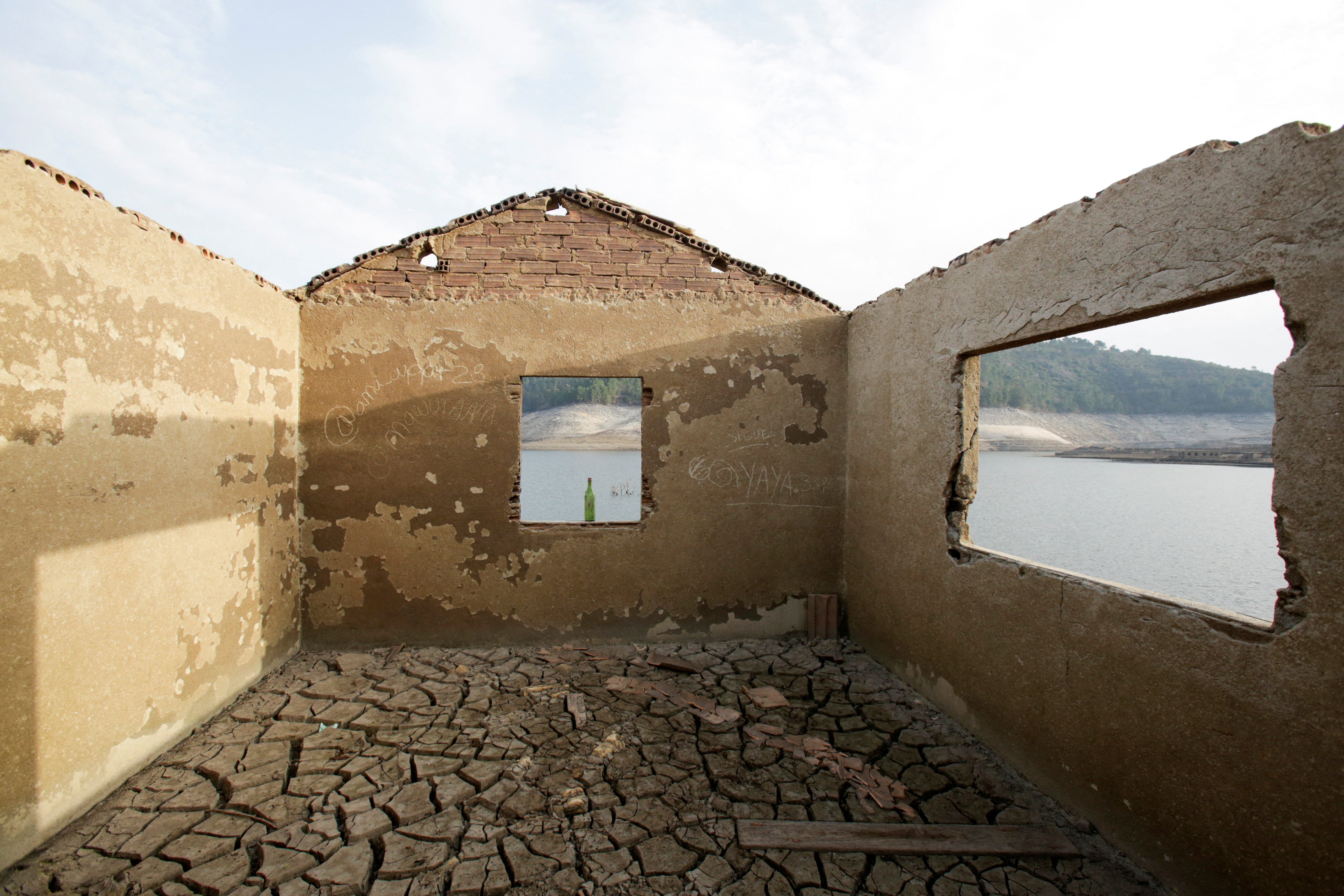 Ein Haus ist im alten Dorf Aceredo zu sehen, das in den 1990er Jahren vom Fluss Limia überschwemmt wurde, nachdem der Damm in Concello de Lobios, Spanien, am 10. Februar 2022 gebaut worden war.