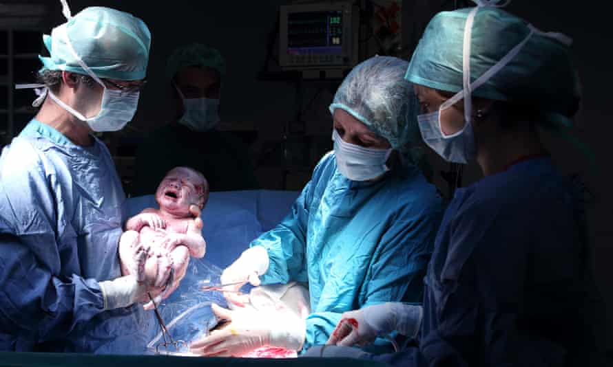 Ein Baby, das per Kaiserschnitt geboren wird