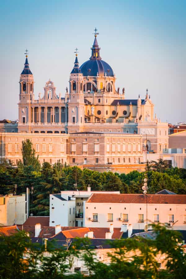 Sonnenuntergangsfarben: die Almudena-Kathedrale über den Dächern von Madrid.