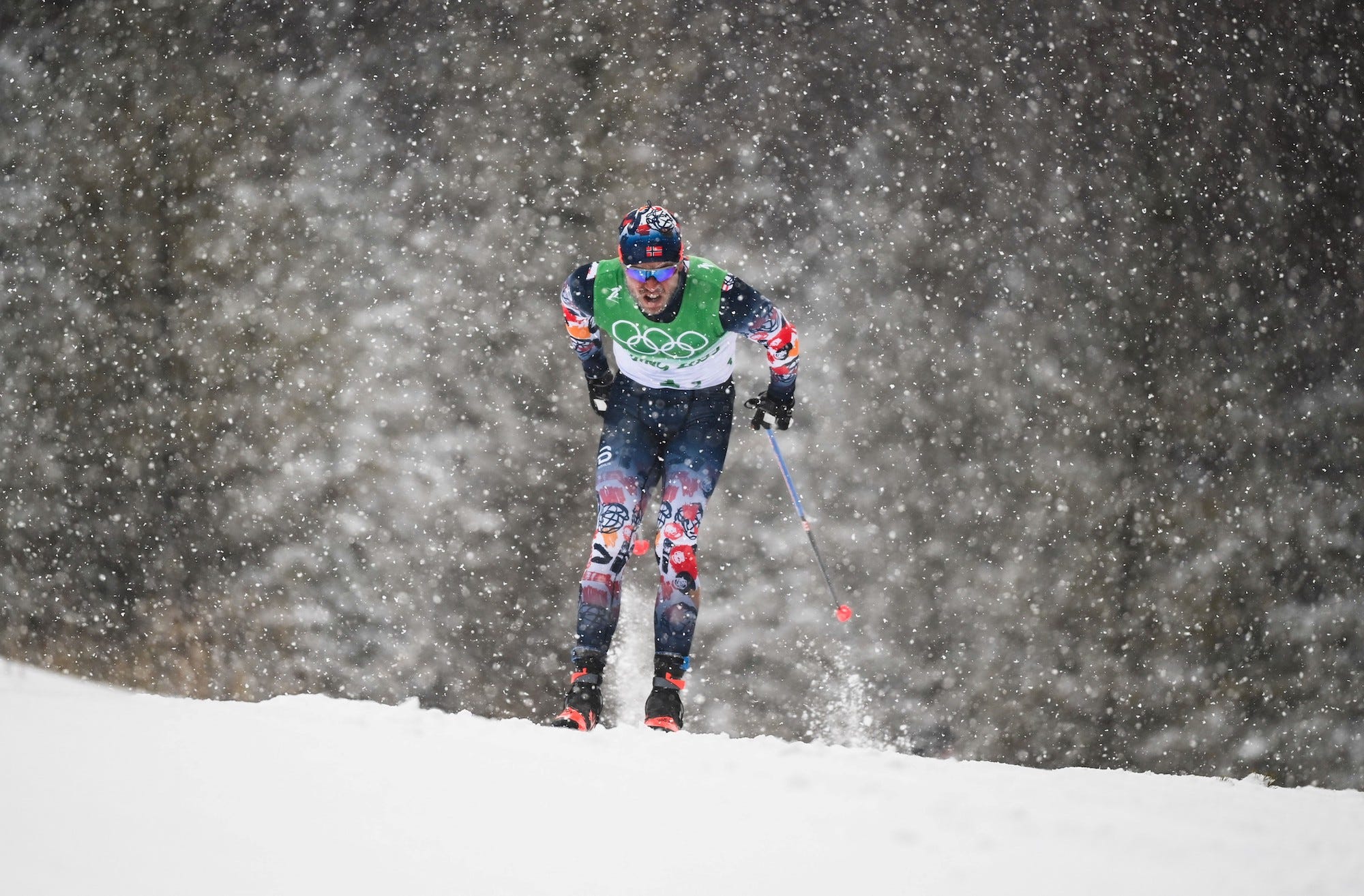 Paal Golberg aus Norwegen tritt während der 4 x 10 km-Staffel der Langlauf-Männer bei den Olympischen Winterspielen in Peking im National Cross-Country Skiing Center in Zhangjiakou an