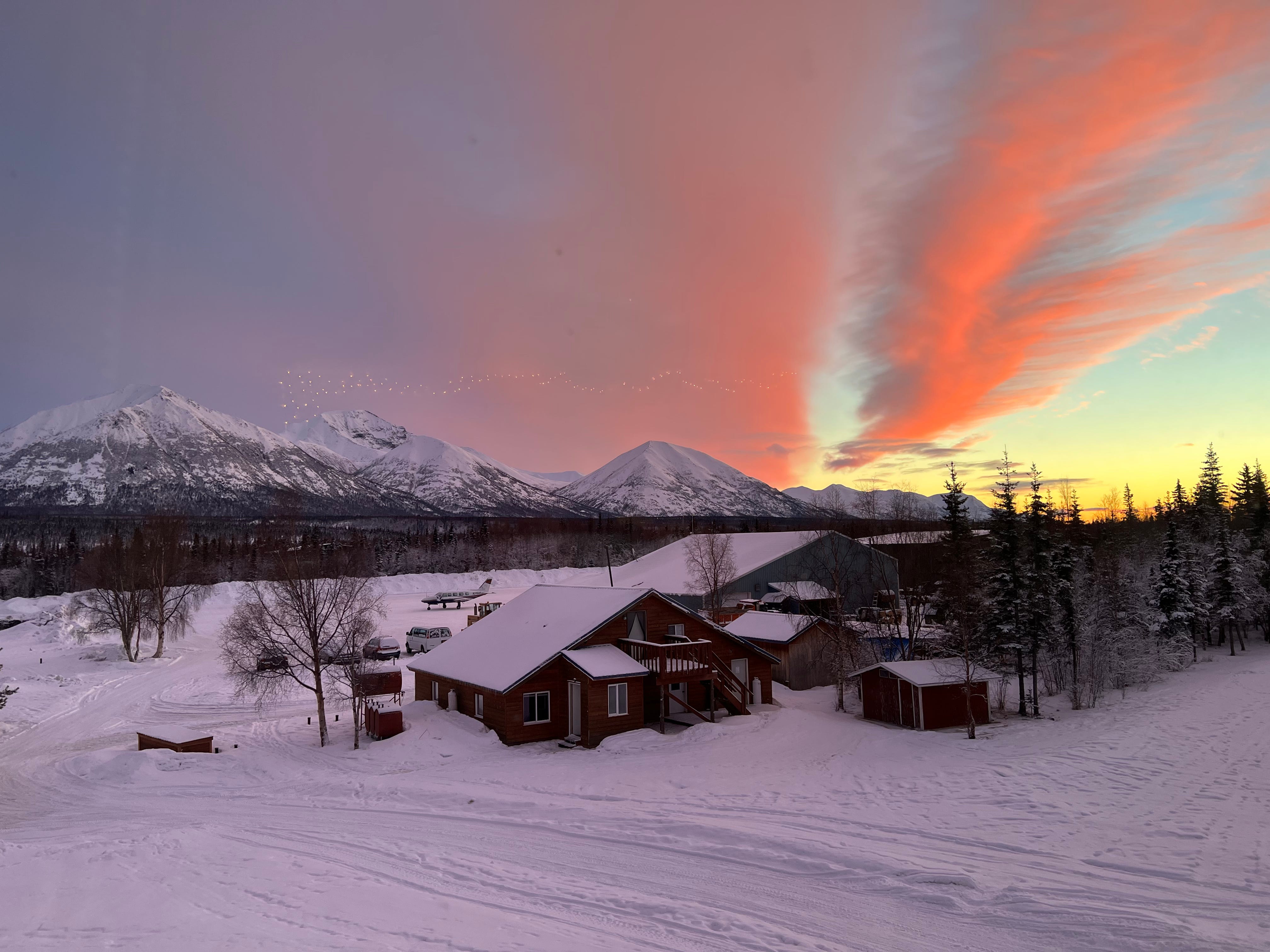 Sonnenuntergang über einer abgelegenen Stadt in Alaska