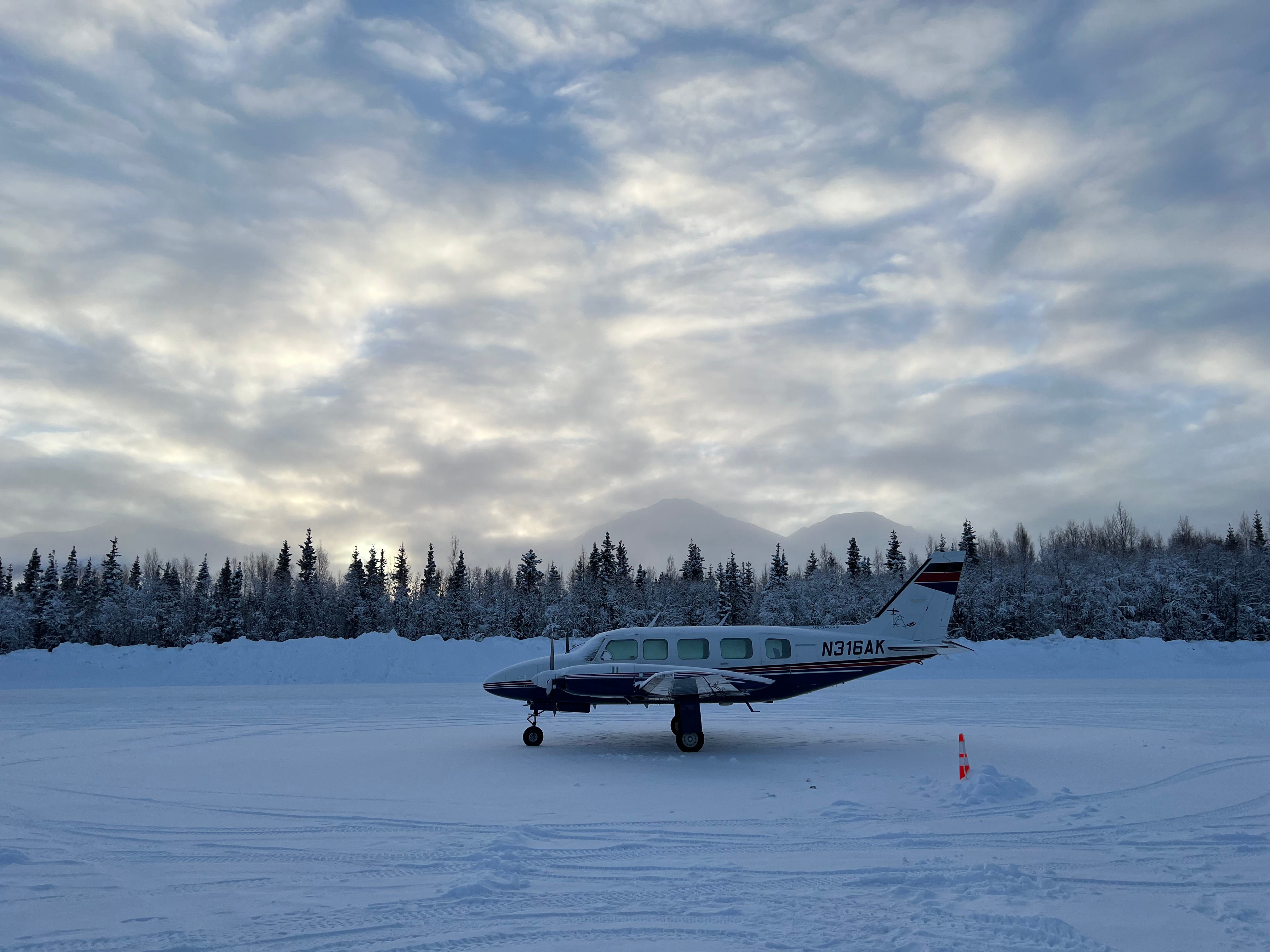 Flugzeug auf einer gefrorenen Tundra in Alaska