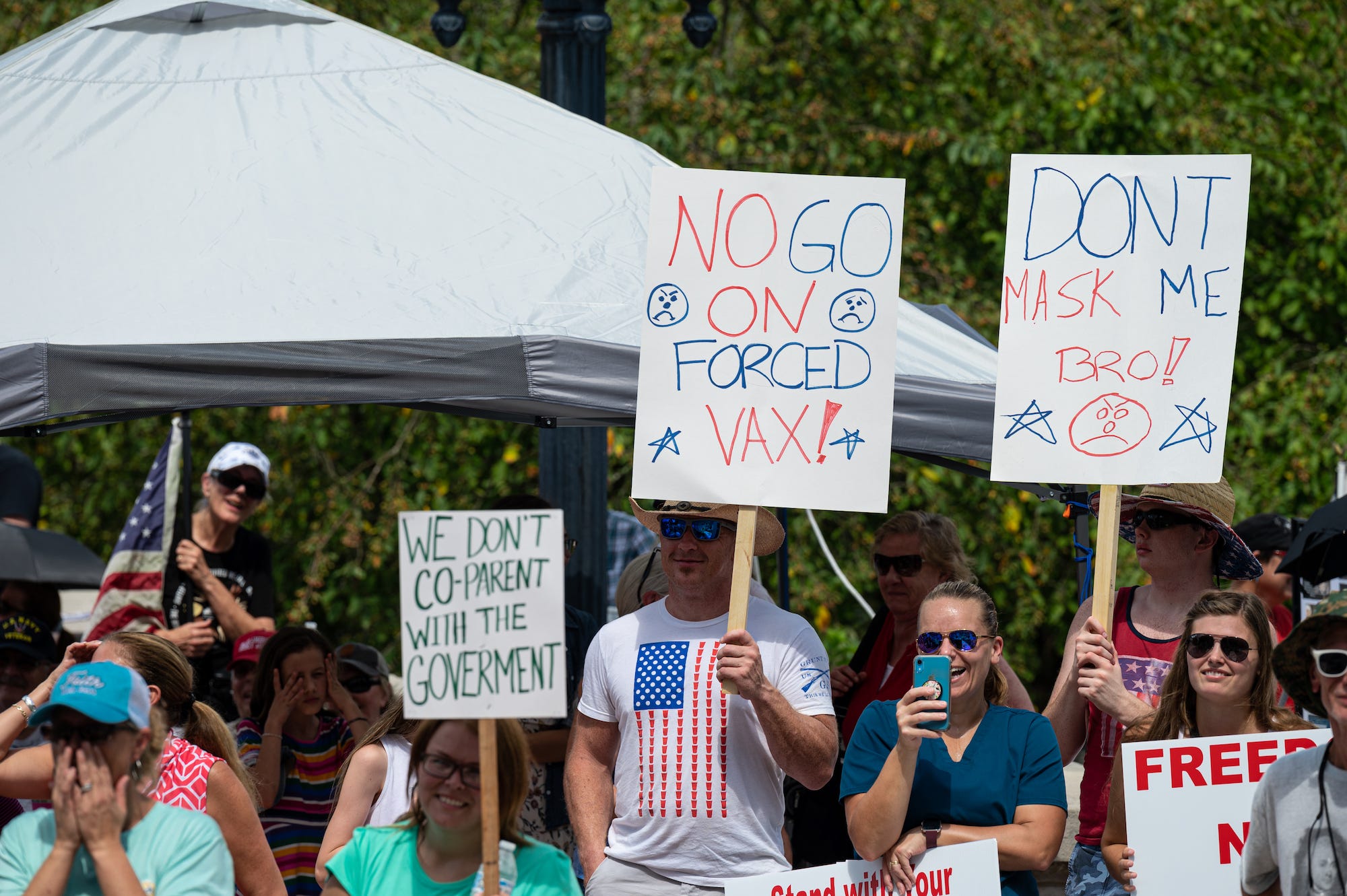 Während der Kentucky Freedom Rally im Kapitol am 28. August 2021 in Frankfort, Kentucky, zeigen Menschen Schilder, die gegen Masken- und Impfstoffmandate protestieren.