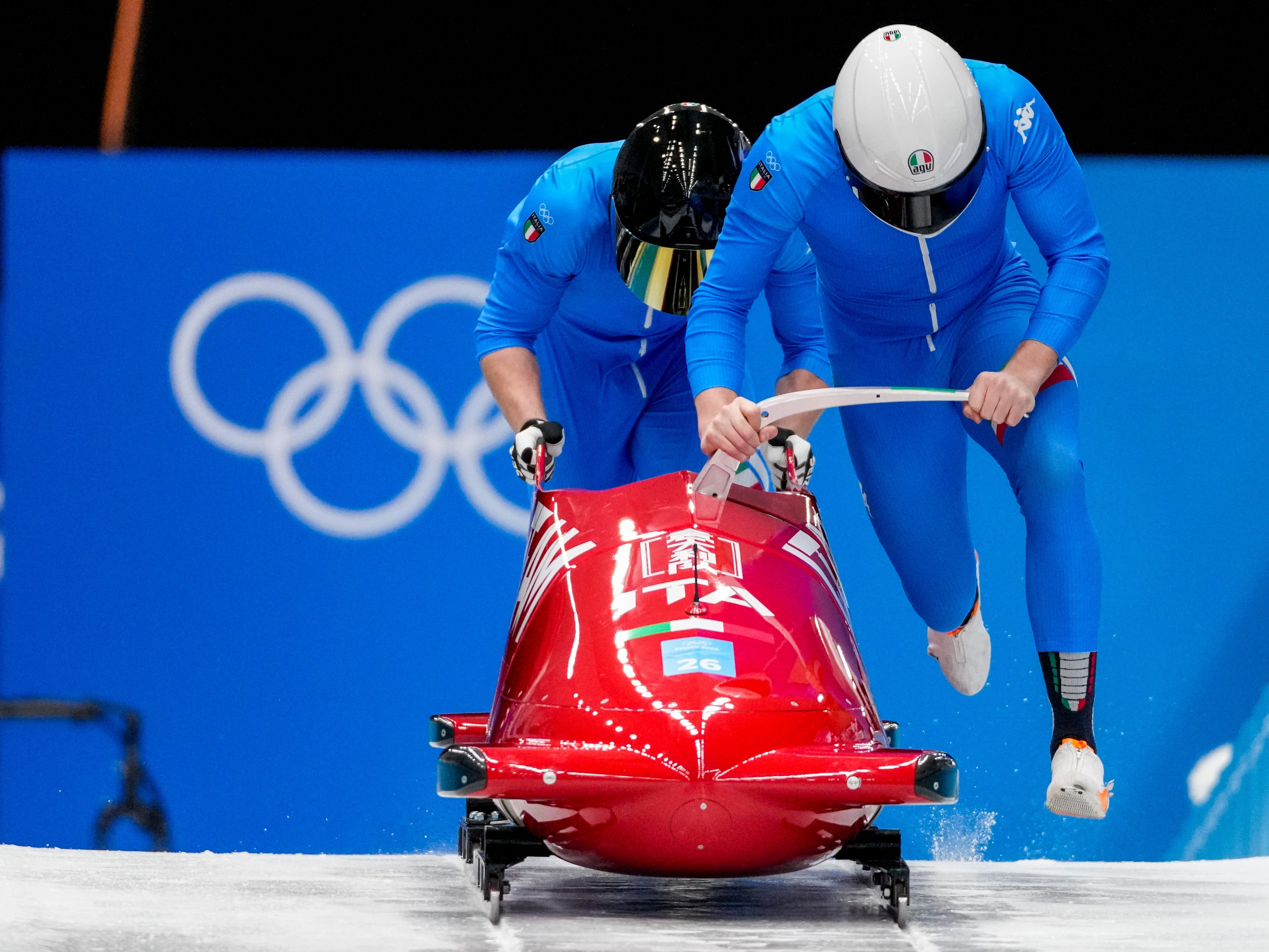 Zwei-Mann-Bobfahrer im roten Bob bei den Olympischen Spielen in Peking