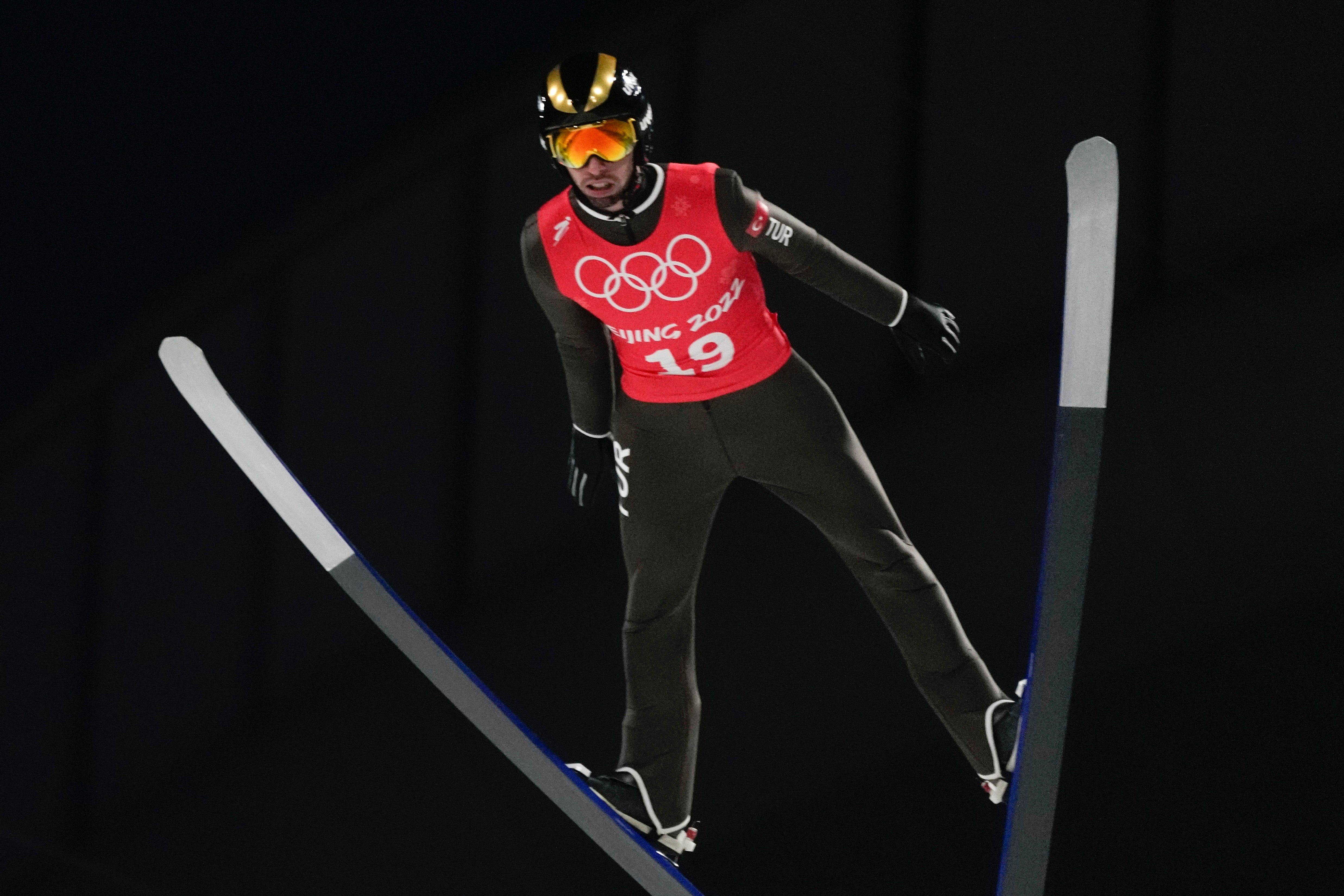 Olympia-Skispringer in der Luft