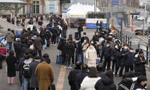 Menschen warten am Montag, den 14. Februar 2022, an einem provisorischen Teststandort in Seoul, Südkorea, auf ihren Coronavirus-Test.