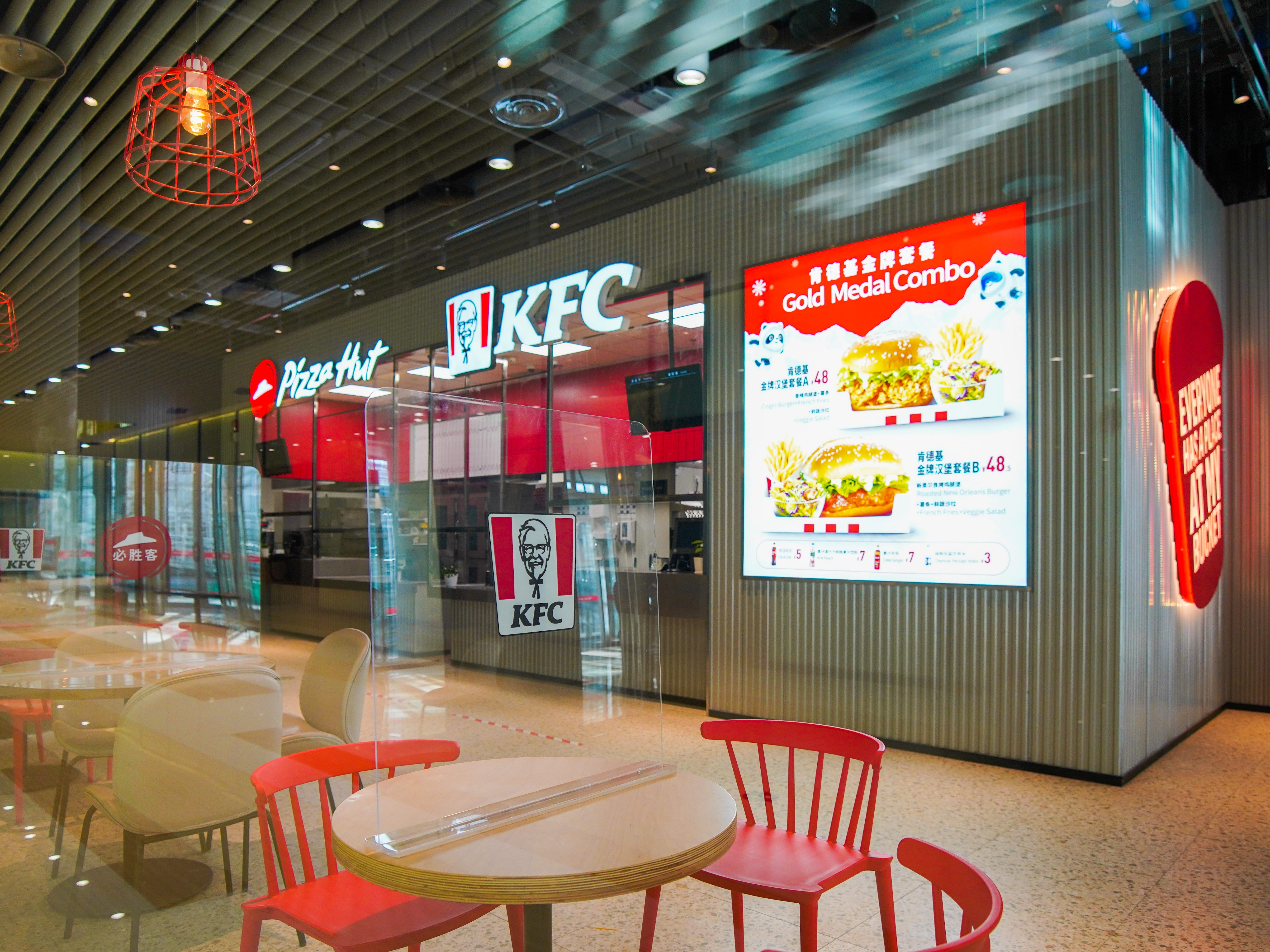 KFC und Pizza Hut im Olympischen Dorf von Peking.