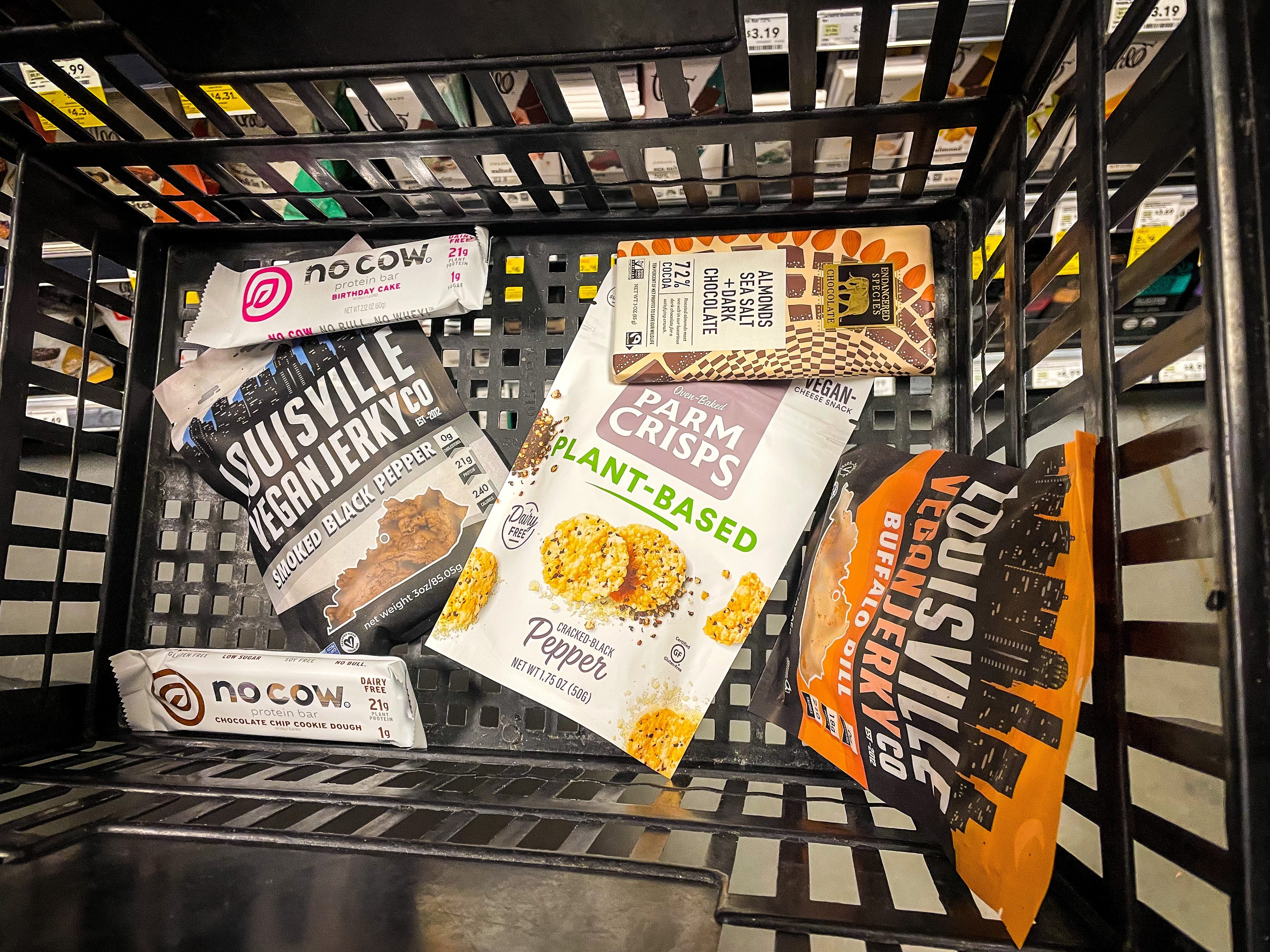 Chips und Snacks im Einkaufswagen