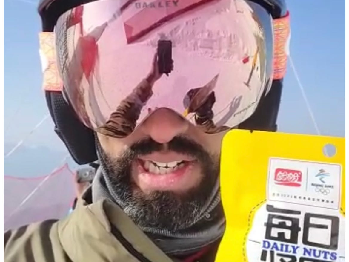 Der jamaikanische Alpinskifahrer Benjamin Alexander mit seinem On-Hill-Snack „Daily Nuts“
