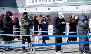 Die Menschen warten in einer Schlange, um sich dem COVID-19-Test an einem temporären Teststandort in Seoul zu unterziehen.