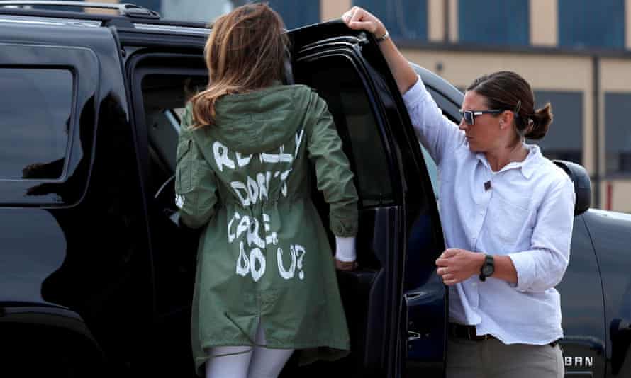 Melania Trump steigt in ein Fahrzeug und trägt eine Jacke, auf der steht: „Das ist mir wirklich egal.  Machst du?'  auf der Rückseite im Juni 2018.