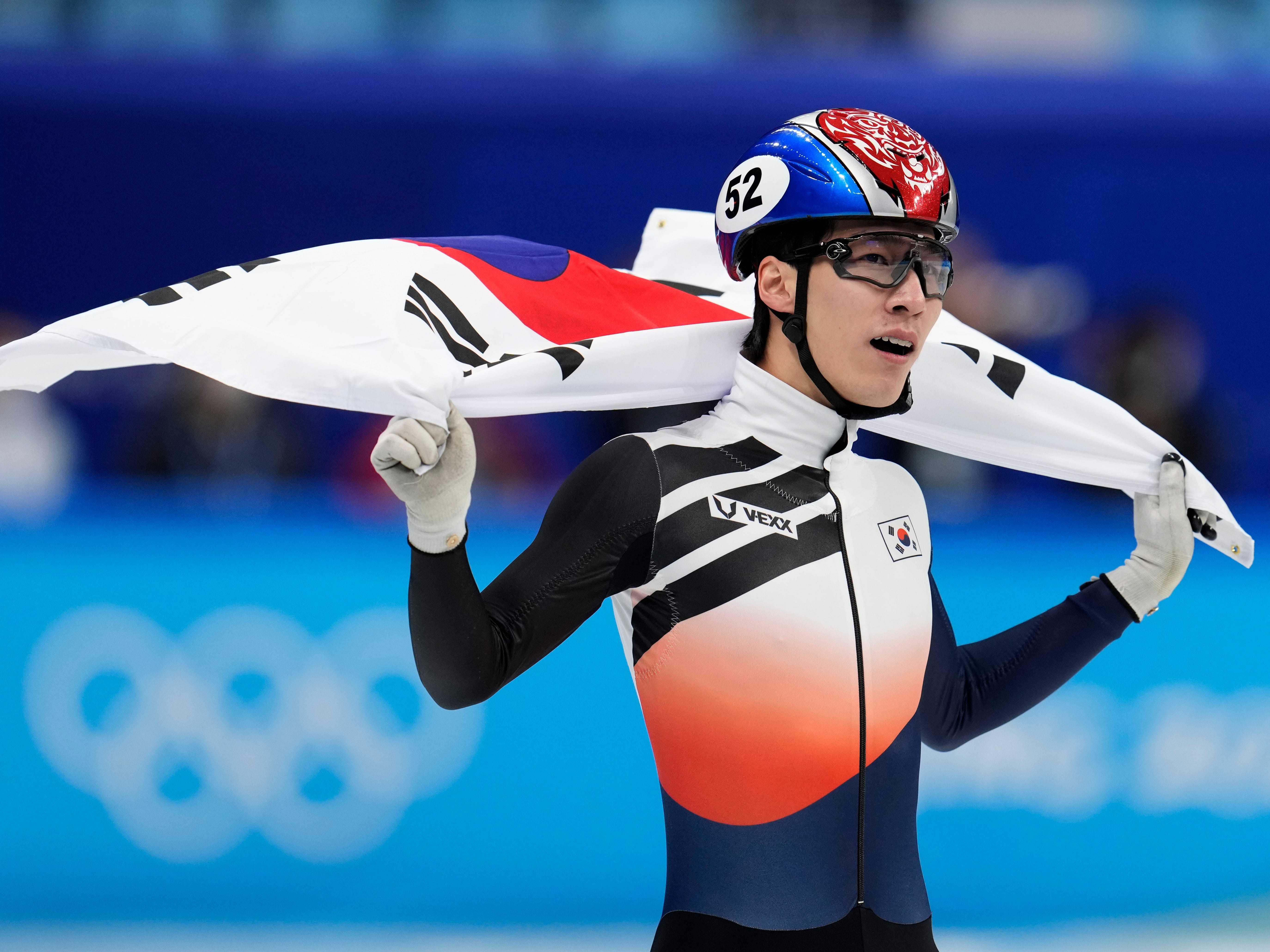 Hwang Dae-heon aus Südkorea reagiert, nachdem er das 1500-Meter-Finale seiner Männer während des Shorttrack-Eisschnelllaufwettbewerbs bei den Olympischen Winterspielen 2022 am Mittwoch, den 9. Februar 2022 in Peking gewonnen hat.