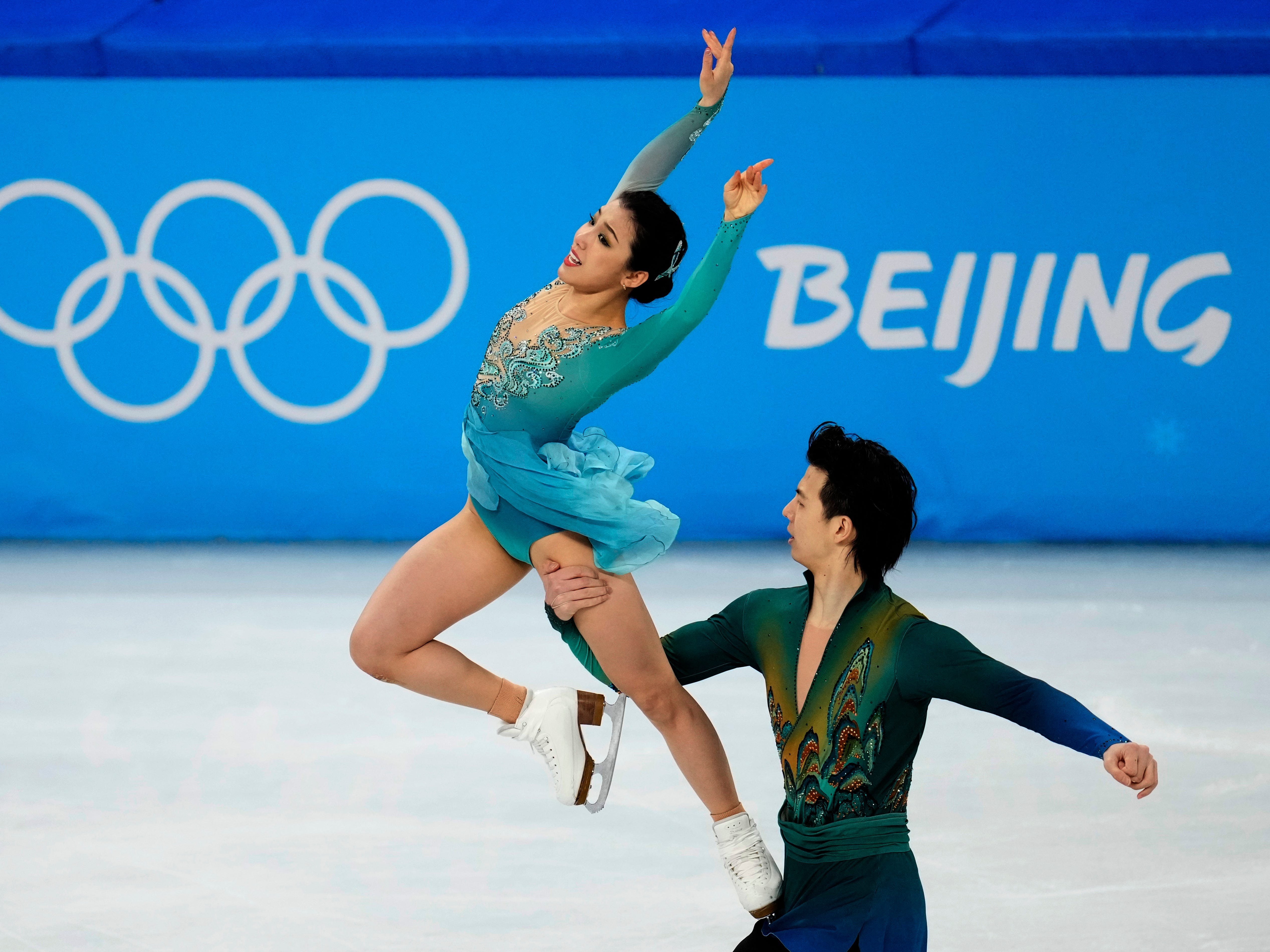 Wang Shiyue und Liu Xinyu aus China führen ihre Kür im Eistanzwettbewerb während des Eiskunstlaufs bei den Olympischen Winterspielen 2022 am Montag, 14. Februar 2022, in Peking auf.