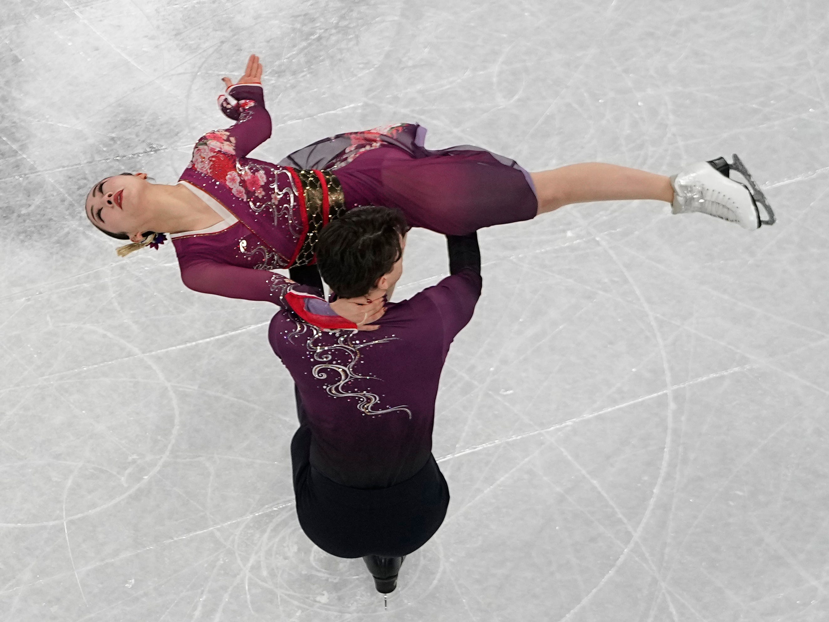 Misato Komatsubara und Tim Koleto aus Japan treten beim Eiskunstlaufwettbewerb bei den Olympischen Winterspielen 2022 am Montag, den 7. Februar 2022 in Peking im Team-Eistanzprogramm an.