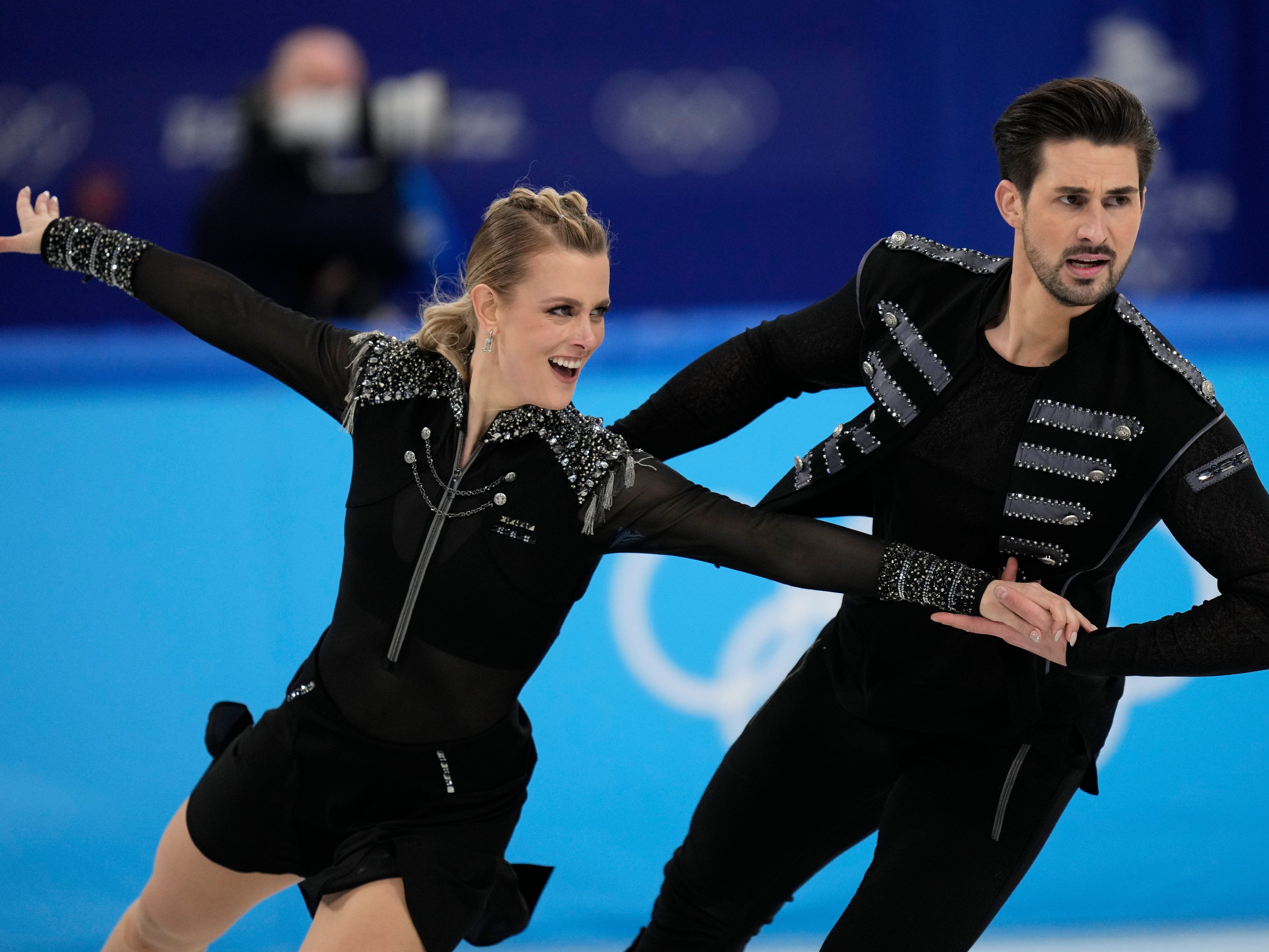Madison Hubbell und Zachary Donohue aus den Vereinigten Staaten treten am Freitag, den 4. Februar 2022 in Peking während des Eistanz-Teamprogramms im Eiskunstlaufwettbewerb bei den Olympischen Winterspielen 2022 an.