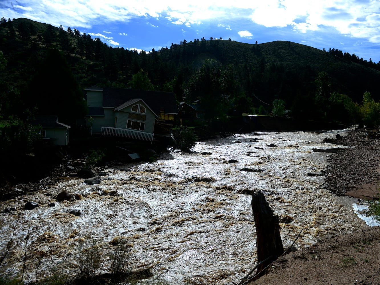 Schäden durch Überschwemmungen zwischen Lyons, Colorado, und Pinewood Springs, Colorado, im Jahr 2013.