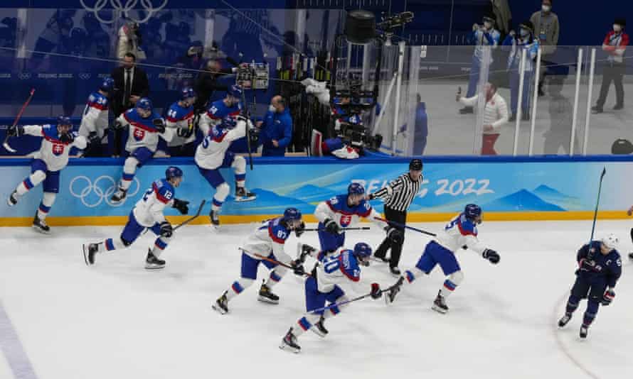 Die Slowakei rennt aufs Eis, um ihren Sieg zu feiern.