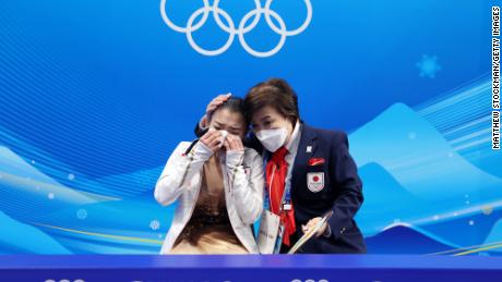 Kaori Sakamoto vom Team Japan reagiert, nachdem sie ihr Ergebnis während der Olympischen Winterspiele 2022 in Peking gehört hat. 