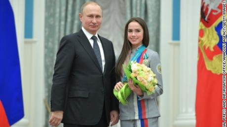 Der russische Präsident Wladimir Putin überreicht Alina Zagitova nach dem Olympiasieg der russischen Teenager im Jahr 2018 einen Freundschaftsorden.