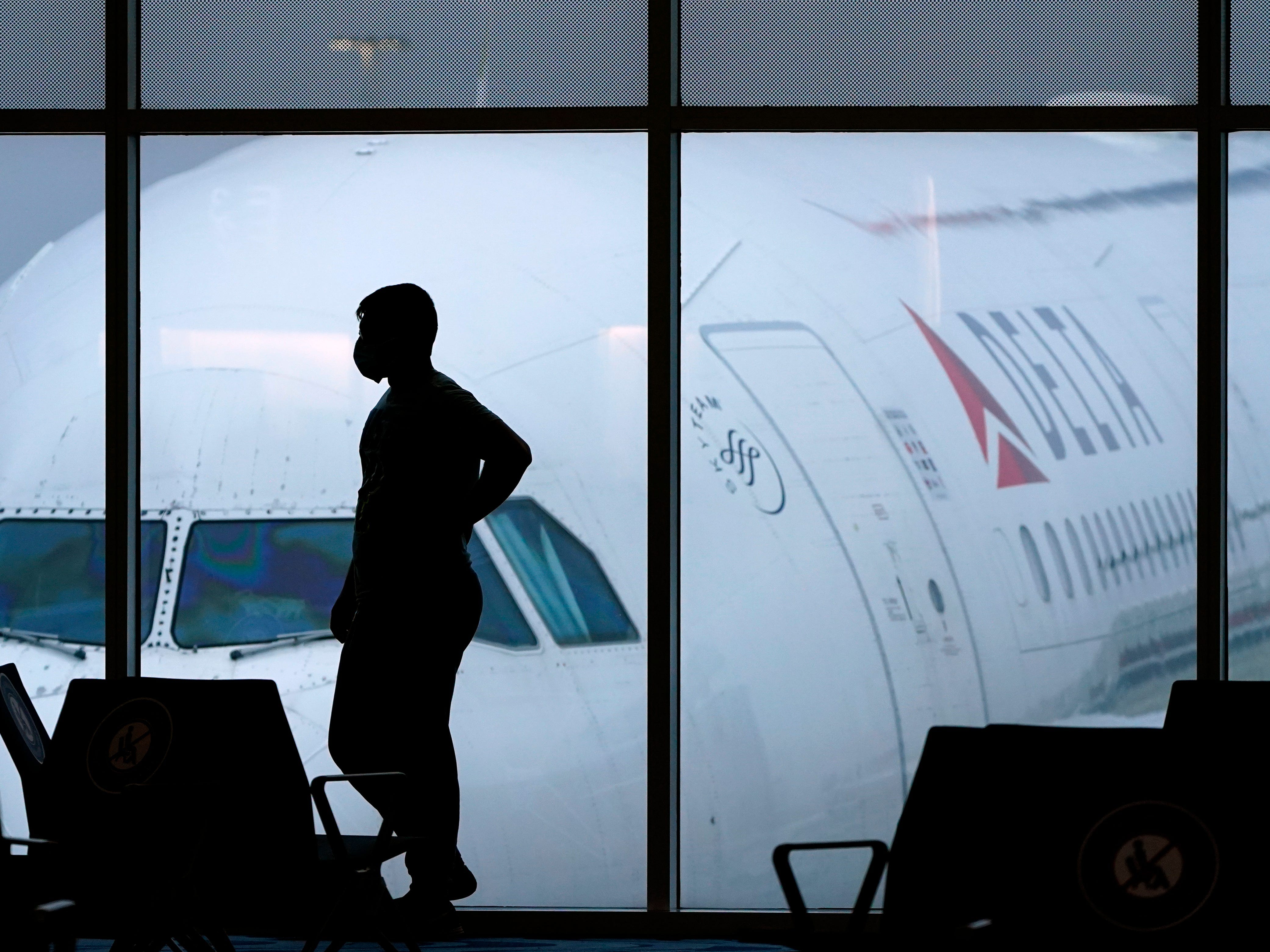 Ein Passagier wartet am Hartsfield-Jackson International Airport in Atlanta auf einen Flug.