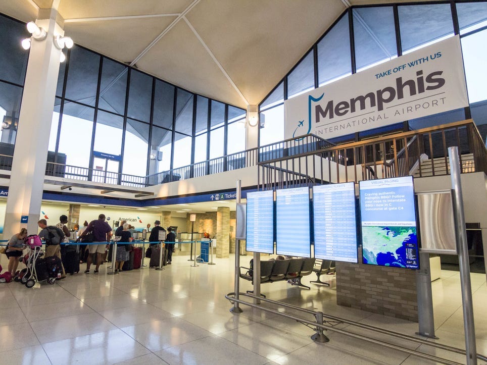 Passagiere am internationalen Flughafen von Memphis.