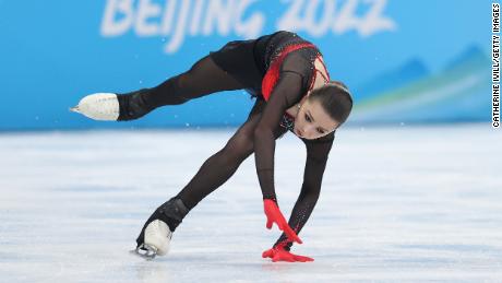 Valieva stürzt während ihrer Kür am 17. Februar 2022.