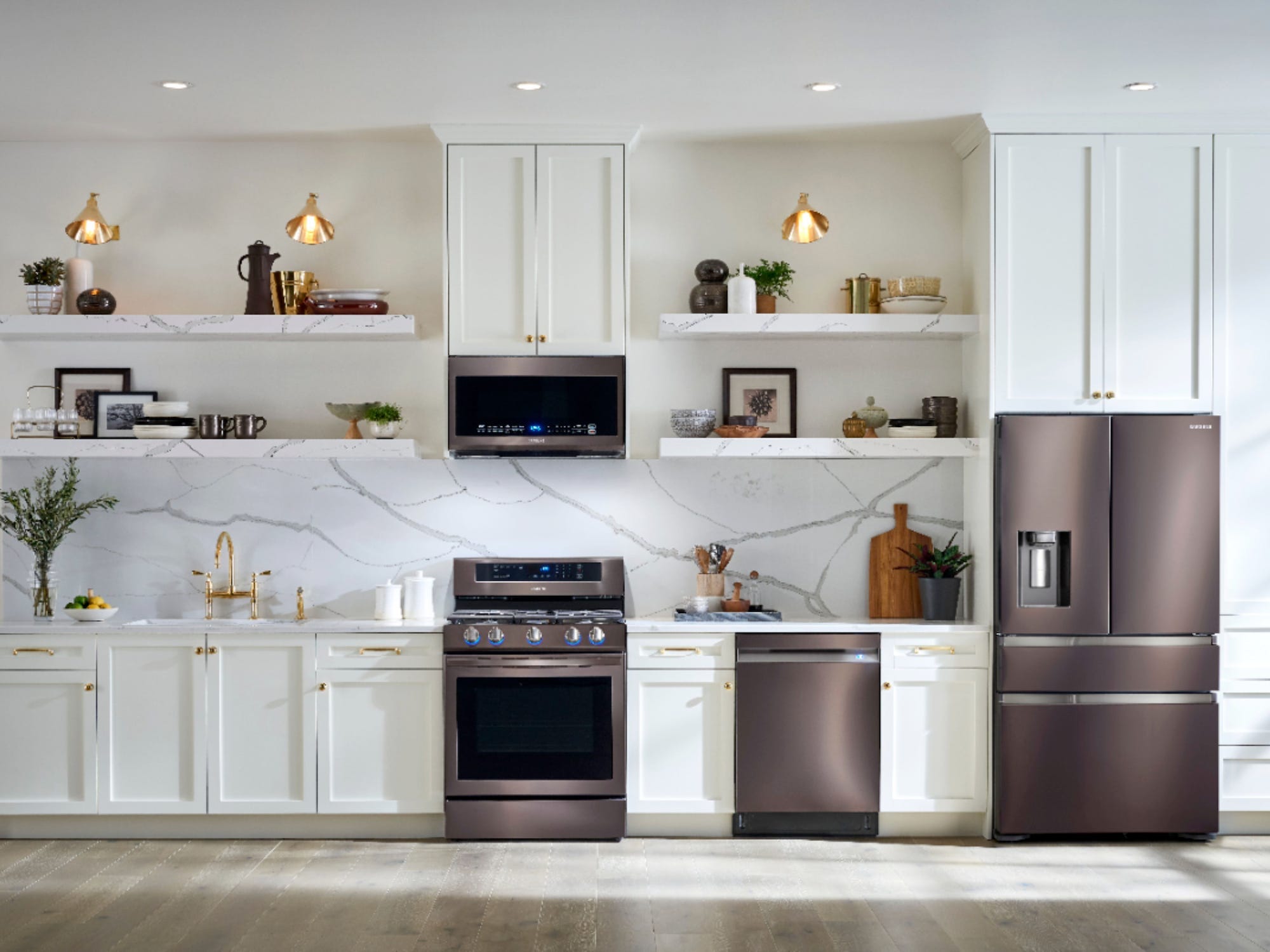 Bild von bronzefarbenen Samsung-Geräten in einer weißen Küche, Best Buy Appliance Deals 2022