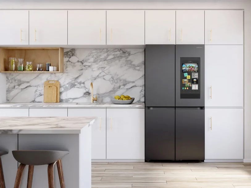 Bild eines Samsung-Kühlschranks in einer weißen Küche mit Marmorrückwand, The Home Depot Appliance Deals 2022
