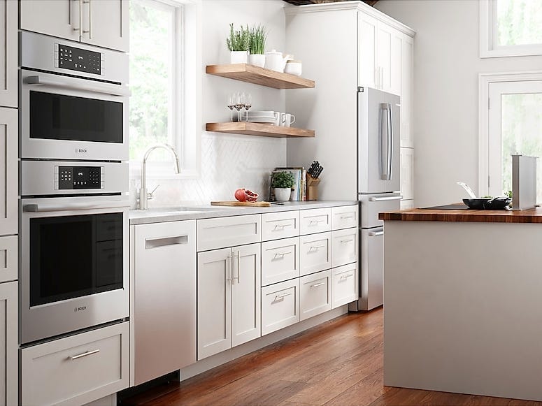 Bild eines Doppelbackofens und Geschirrspülers von Bosch in einer weißen Küche, Lowe's Appliance Deals 2022