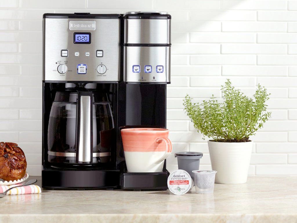 Bild einer Cuisinart-Kaffeemaschine mit einer Kaffeetasse darauf und einem Kaffeepad in der Nähe, JCPenny Appliance Deals 2022