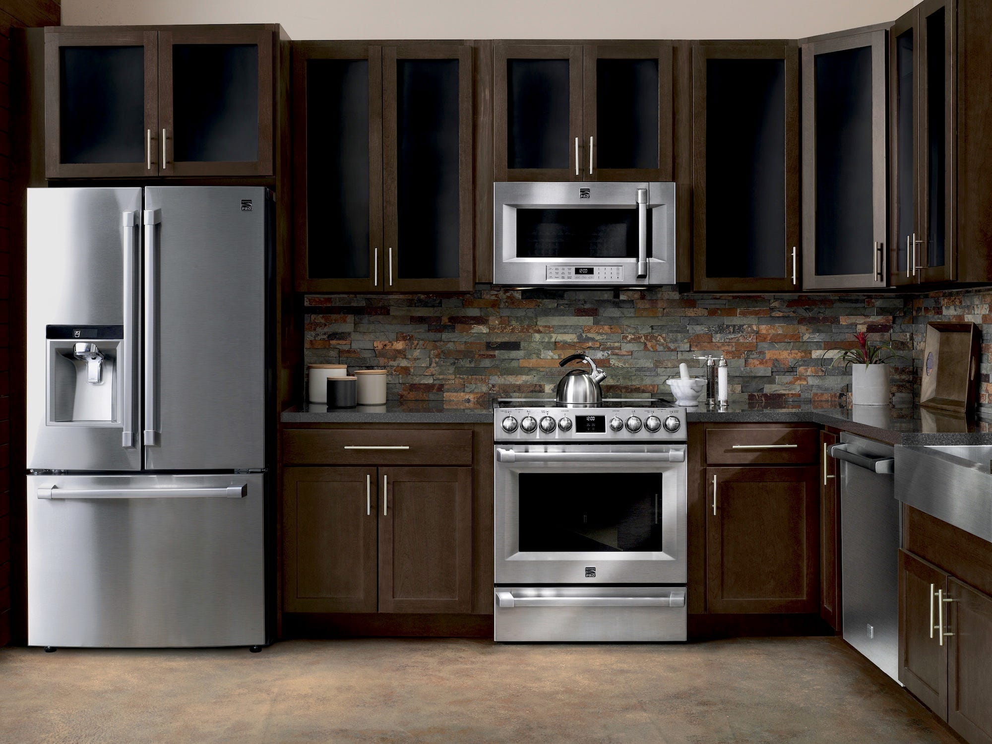 Bild von Kemore Pro-Geräten in einer braunen Küche, Sears Appliance Deals 2022