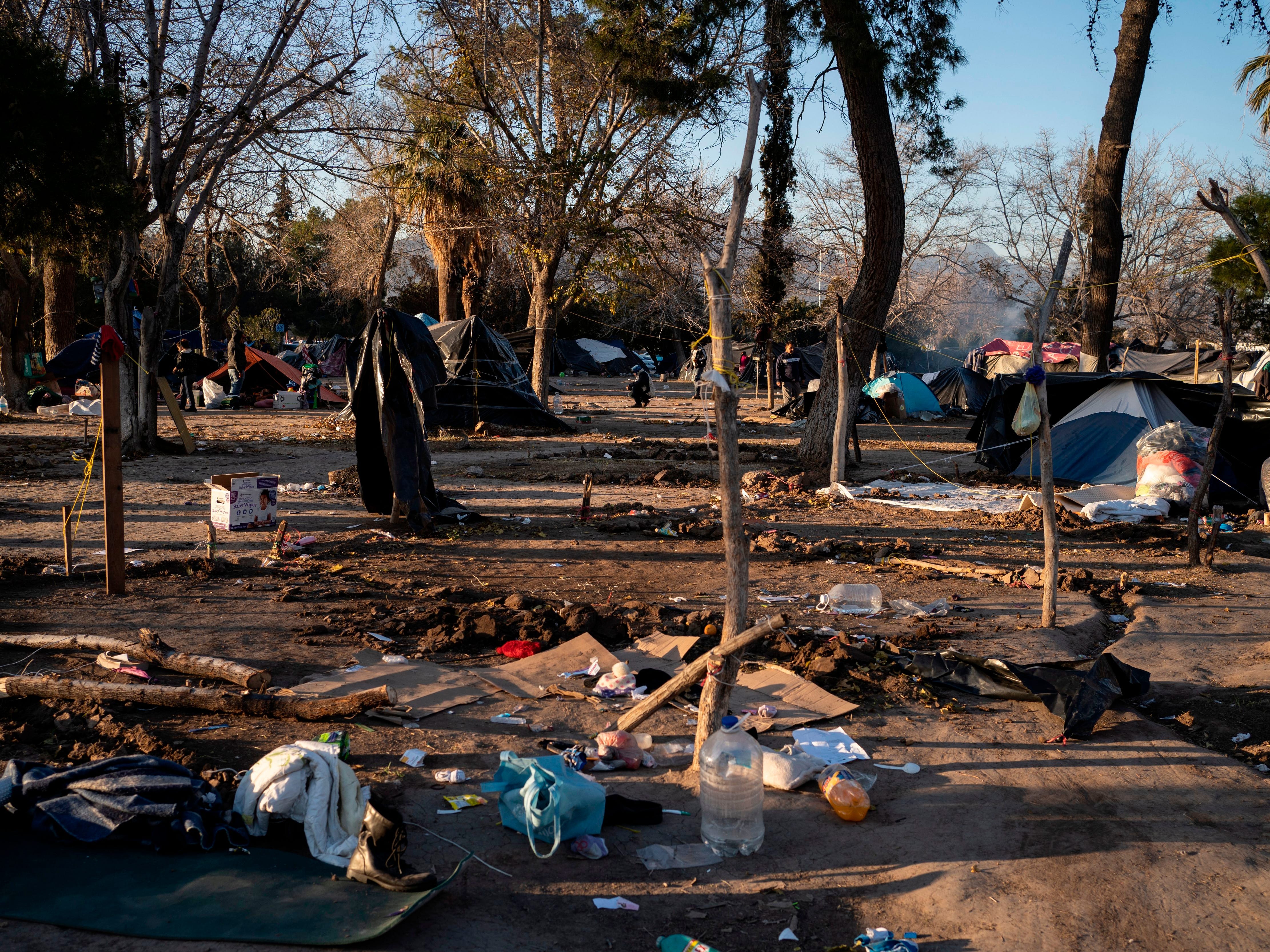 Die Überreste von Campingplätzen, auf denen Familien aus dem mexikanischen Bundesstaat Michoacan gezeltet hatten, sind am 19. Dezember 2019 im Chamizal Park in der Nähe der Bridge of the Americas in Ciudad Juarez, Mexiko, abgebildet.
